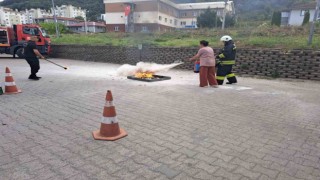 Sağlıkçılar yangına yangın tüpü ile müdahale etti
