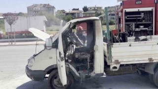 Sakaryada park halindeki kamyonet alev aldı: 1 yaralı