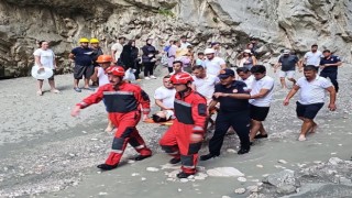 Saklıkent Kanyonunda düşen kaya parçası 2 turisti yaraladı