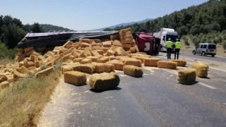 Saman yüklü tır devrildi, yol ulaşıma kapandı