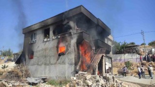 Samanlıktan çıkan yangın iki katlı evi kullanılamaz hale getirdi