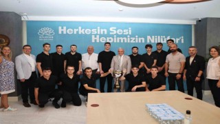 Şampiyonluk sevincini Başkan Şadi Özdemirle paylaştılar