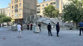 Şanlıurfada faciadan dönüldü: Yıkım sırasında bina iş makinesinin üzerine devrildi