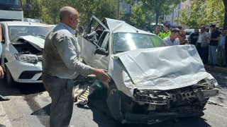 Şanlıurfada kırmızı ışıkta bekleyen araçlara tır çarptı: 3 yaralı