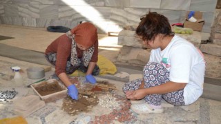 Sardeste 2 bin yıllık mozaiklere kadın eli değdi