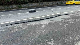 Sarıyerde yolda çökme meydana geldi