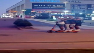 Scootera 4 kişi binerek kameraya poz verdiler