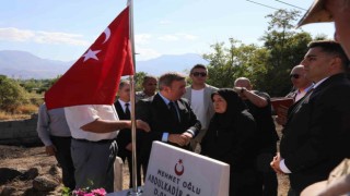 Şehit mezarına bayrak asma töreni düzenlendi