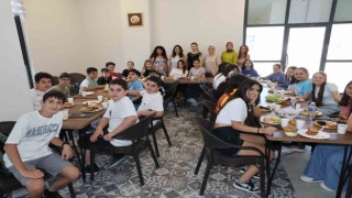 Şehzadeler Belediyesinden öğrencilere çiğ köfteli veda partisi