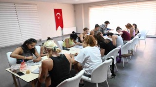 Seramikle Sanat Terapisine katılan Bizim Kızlar stres attı