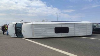 Servis minibüsü devrildi, sürücü kazayı yara almadan atlattı