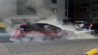 Seyir halindeki otomobil alev aldı, yangını vatandaşlar söndürdü