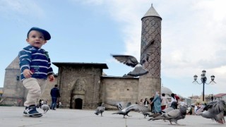 “Sıcak havalarda bol, hafif ve açık renkli giyinin”