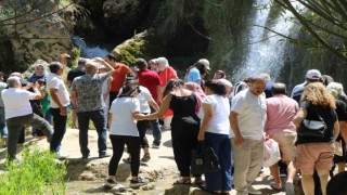 Sıcaktan kaçan şelalede serinledi