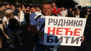 Sırbistanda binlerce kişi lityum madeni projesini protesto etti