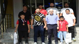 Sivaslı pehlivanlar ödüllendirildi