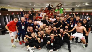 Sivasspordan Kayseri maçı sonrası galibiyet pozu