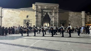 Sivasta gurbetçilere halaylı karşılama