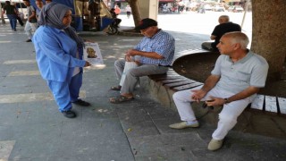 Sokak sokak herkese Babamı gördünüz mü diye soruyor