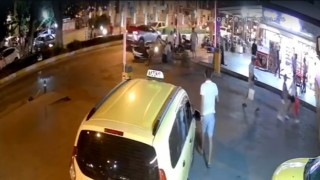 Soyguncuyu üzerine atlayıp etkisiz hale getirdi: O anlar kamerada