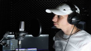 Söylenen kelimeleri anında rap şarkıya çeviriyor