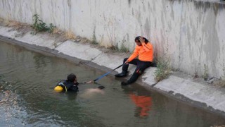 Sulama kanalına düşen çocuğu kurtardı, kendi kurtulamadı