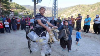 Susuz kalan köylü eşek ve katır ile su taşıyor