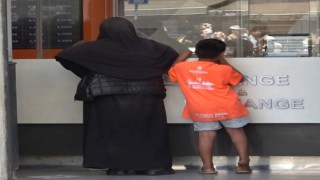 Taksimde kadın dilenci, turistlerden aldığı parayı döviz bürosunda TLye çevirdi