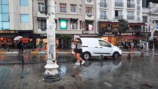 Taksimde sağanak yağış etkili oldu