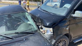 Tali yoldan çıkan otomobile minibüs çarptı: 8 yaralı