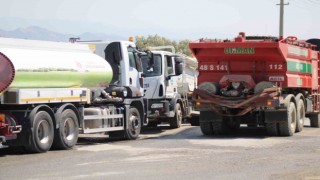 Tam mesai yapan itfaiye ve orman araçlarına tankerlerle su takviyesi yapılıyor