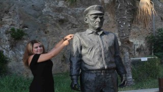 Tarihi Kaleiçinin simge ismi ‘Mustafa Kaptan heykelinin omuzundaki güvercin üçüncü kez ortadan kayboldu