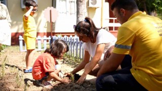 Tarsusta çocuklar fidan dikti