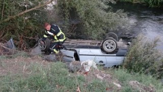 Tavşanlıda otomobil çaya uçtu: 2 yaralı