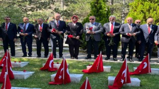 TBMM Başkanı Kurtulmuş, Yüzbaşı Agah Efendiyi kabri başında andı