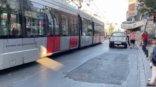 Tehlikeli bina yıkımına rağmen İBBnin tramvay seferleri devam etti