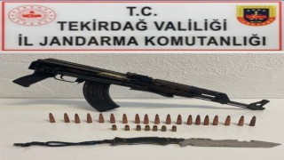 Tekirdağda bir evde Kalaşnikof ele geçirildi