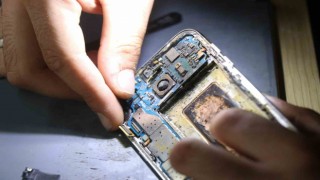Telefon bomba gibi patlamıştı, teknik servis vatandaşı böyle uyardı