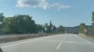 Ters yönden giden ticari araç cep telefonuyla görüntülendi