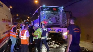 Tır, otomobil ve 2 otobüsün karıştığı kazada ortalık savaş alanına döndü: 15 yaralı