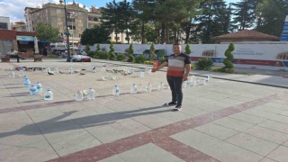 Tokatlı esnaftan kuşlara su bidonlu koruma