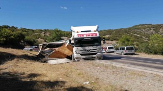 Tokatta kontrplak yüklü tır devrildi: 1 yaralı