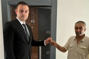 TOKİ'den Ev Sahibi Olanlara Anahtarları Teslim Edildi