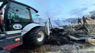 Tortumda yangın paniği: 2 ev, 1 samanlık, 1 ahır küle döndü