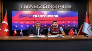 Trabzonspor Okay Yokuşlu için imza töreni düzenledi