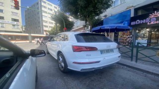 Trafik lambasının altına park edilen araçlar trafiği tek şeride düşürdü