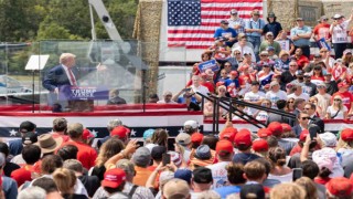 Trump, suikast girişiminin ardından ilk açık hava mitinginde kurşungeçirmez cam arkasında konuştu