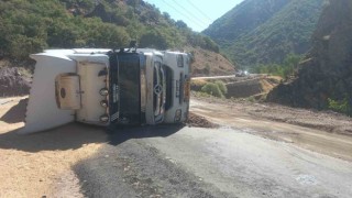 Tuncelide, buğday yüklü tır devrildi
