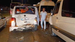 Tur minibüslerinin kazasında 4 araç hasar gördü, turistler büyük korku yaşadı