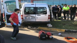Turgutluda tırın çarptığı araçta bulunan baba kız yaralandı